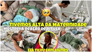 TIVEMOS ALTA  DA MATERNIDADE/ REAÇÃO DE PITUCA CONHECENDO O IRMÃO *NOSSO PRIMEIRO DIA EM CASA*