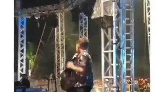 Gustavo Lima se emociona ao lado do fã Mirim no show.