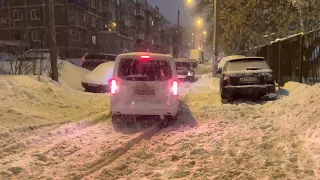 Паркуем Peugeot Traveller в сильный снегопад.