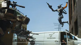 Chappie : Chappie vs. Gros Robot (CLIP HD)