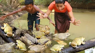 Survival in forest - Girl and smart boy catching Frogs at river - Cook Frogs eating Ep 02