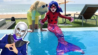 Farces drôles sur Ladybug dans la piscine dans la vraie vie