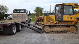 John Deere 650J Dozer side load