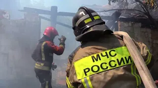В Севастополе силы МЧС и ВДПО ликвидировали пожар в хозяйственном строении по улице Ревякина