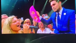 Michael Bublé shocked by a fan. Alba sings My Way. Barcelona