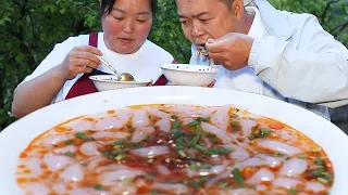 [Xia Jie in northern Shaanxi] Xia Jie sweated profusely after planting the dishes. She went home to