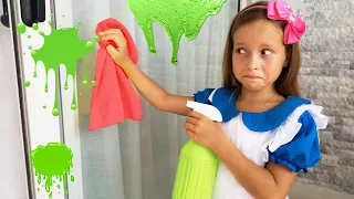 Sofia play with Cleaning Toys and Help Mom!