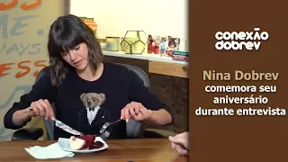 Nina Dobrev ganha Cupcake durante entrevista em comemoração a seu aniversário [LEGENDADO]