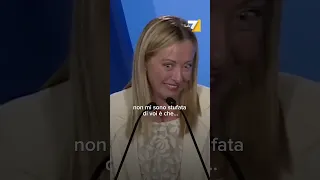 Il fuori onda di Giorgia Meloni dopo la conferenza stampa: "Malissimo..."