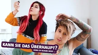 Sie schneidet mir die Haare (keine gute Idee)