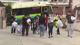 Bus of migrants leaving Texas arrive in L.A. | FOX 7 Austin