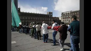 Civiles y  Militares arrean juntos la Bandera Monumental Mexicana