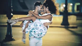 Salsa sensual nocturna en La Habana, Cuba