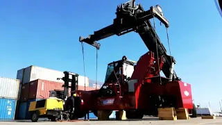 Taylor armado y montaje de Reach stacker ( porta contenedores, cargador frontal ) puerto quetzal.