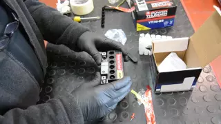 Como rellenar el acido en un batería de motocicleta