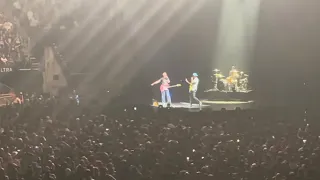 Blink-182 live TOM GIVES GUITAR TO FAN Toyota Center, Houston,TX. July 8, 2023