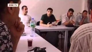 Türkische Männer bei der Selbsthilfe | Politik Direkt