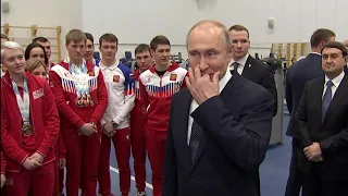 Путин встретился с участниками Универсиады. Общается с Алисой Жамбаловой