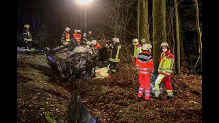 RASDORF (RHÖN): Alkoholeinfluss - Fahrer streift mehrere Bäume und überschlägt sich