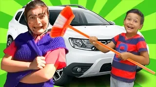 Şaduman abla araba yıkıyor sonra fırçayla kendisini yıkatıyor. Komik ve eğlenceli çocuk videosu