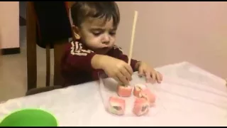 Малыш ест Суши и Пробует Васаби! The kid eats Sushi and Tastes Wasabi!