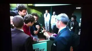 Fan falls down in front of Federer