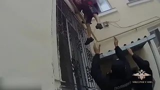 Полицейские Екатеринбурга спасли жителей горящего дома