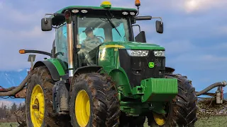 JOHN DEERE 7230R SPREADING MANURE WITH CADMAN POWER EQUIPMENT