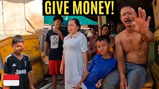 Jakarta Slum People Ask For Money - Here's What I did 😱