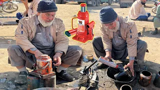 The poor man fixes the jack on the side of the road | Strange way to fix the jack I