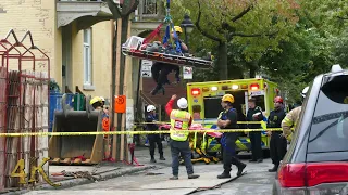 Montréal: Sauvetage en hauteur St-Christophe / Injured worker lifted by crane 9-26-2018