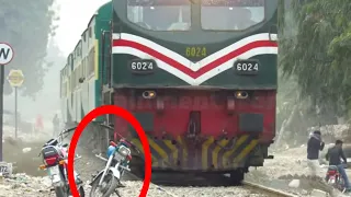 Train Hit Bike! Fastest AGE-30 Train Accident Bike Faisalabad | Live Train Accident Pakistan Railway