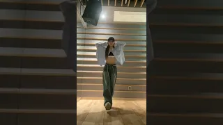 Yeji dancing to 'love me like this' during live #itzy