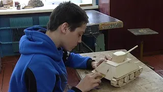 Корниловский школьник построил дом без единого гвоздя