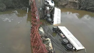 Camiones pesados fallando al cruzar por el puente