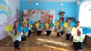 Танець" Диво квітка" виконують мами та діти групи "Парасолька"