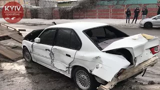 На скользкой дороге BMW въехал в Opel, а потом насмерть сбил женщину-пешехода