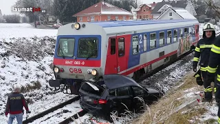 Auto auf Bahnübergang in Sattledt mit Regionalzug kollidiert