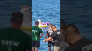 Menina de 4 anos é encontrada à deriva no mar em uma boia de unicórnio