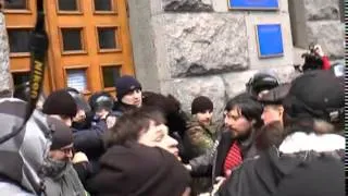 В Харькове у горсовета митингующие дрались с милицией