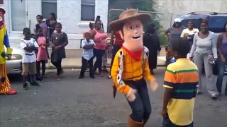 Woody bailando Jellyfish Jam!