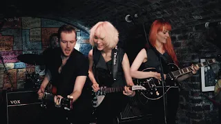 Please Mr. Postman / Wipe Out - MonaLisa Twins (The Marvelettes Cover) // Live at the Cavern Club