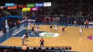 Is it an assist of Teodosic or a horrible miss? But no question about the second one!