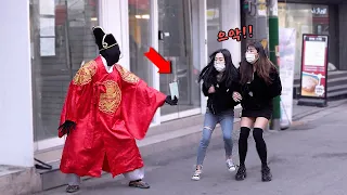 King prank! Giving money to strangers in Korea