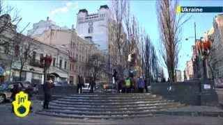 Ukraine Pro-Democracy Protests: 'Golden Toilet' monument replaces Lenin statue in downtown Kiev