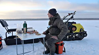 ЗАБРАЛИСЬ В КОРЯЖНИК НА МОТОСОБАКЕ И ОСТАЛИСЬ С НОЧЁВКОЙ! Рыбалка на жерлицы и мормышку 2023!