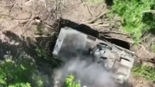 Ukraine soldier throws bomb on the BMP-2 of the RF Armed Forces in the Zaporozhye region