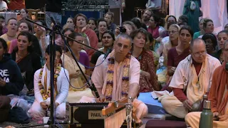 Kirtan Mela Nama Yagna with H.H. Niranjana Swami Bonus: Motivational Swamis Dance! 01.09.2011