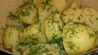 Картофель отварной с укропом, чесноком и сливочным маслом.