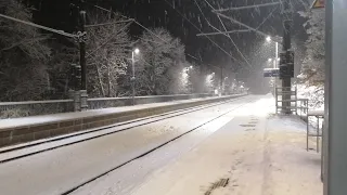 Re 70 Durchfahrt Flintbek Bahnhof im Schneegestöber. Mit Zwangsbremsung.